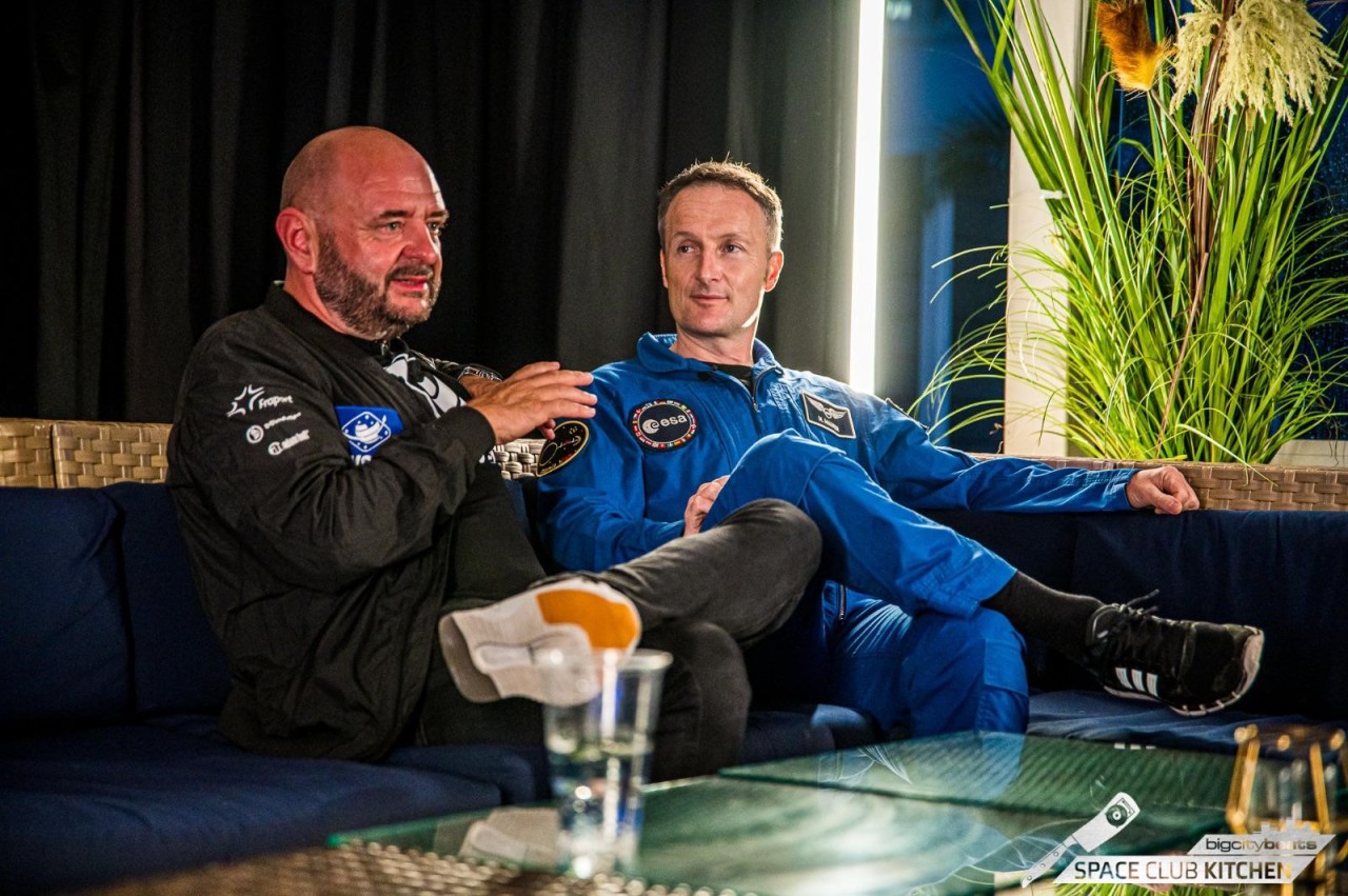 „Space Club Kitchen“-Initiator Bernd Breiter (li.) mit Astronaut Matthias Maurer beim Vorgespräch für sein Weltraum-Event.