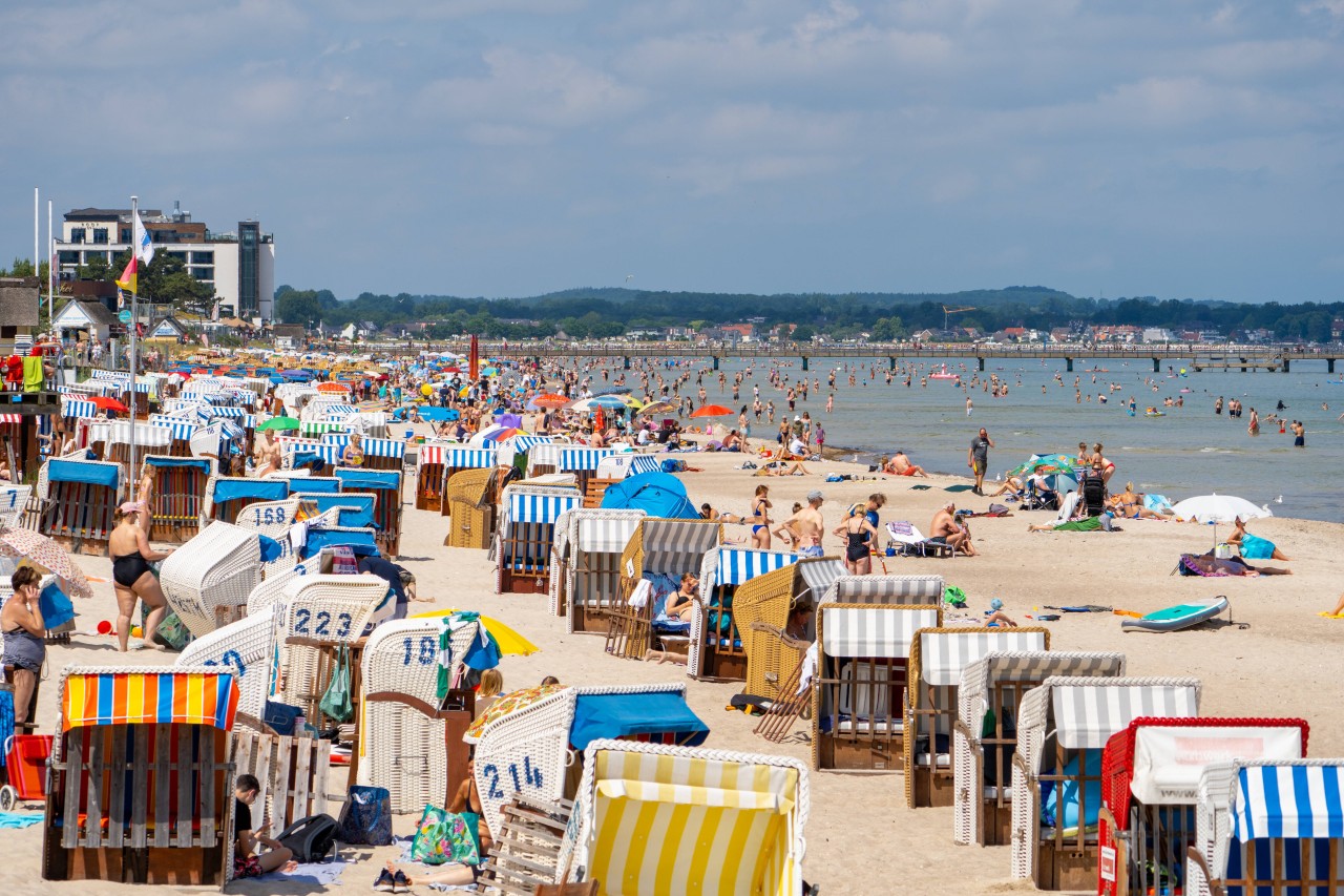 Zahlreiche Touristen genießen das gute Wetter am Timmendorfer Strand.