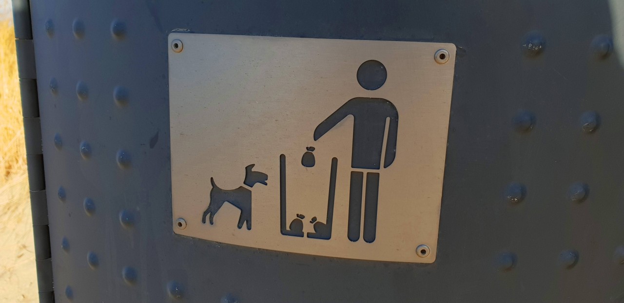 Auf dem Friedhof in Timmendorfer Strand wurden extra Mülleimer für die Hundekotentsorgung aufgestell t (Symbolbild)