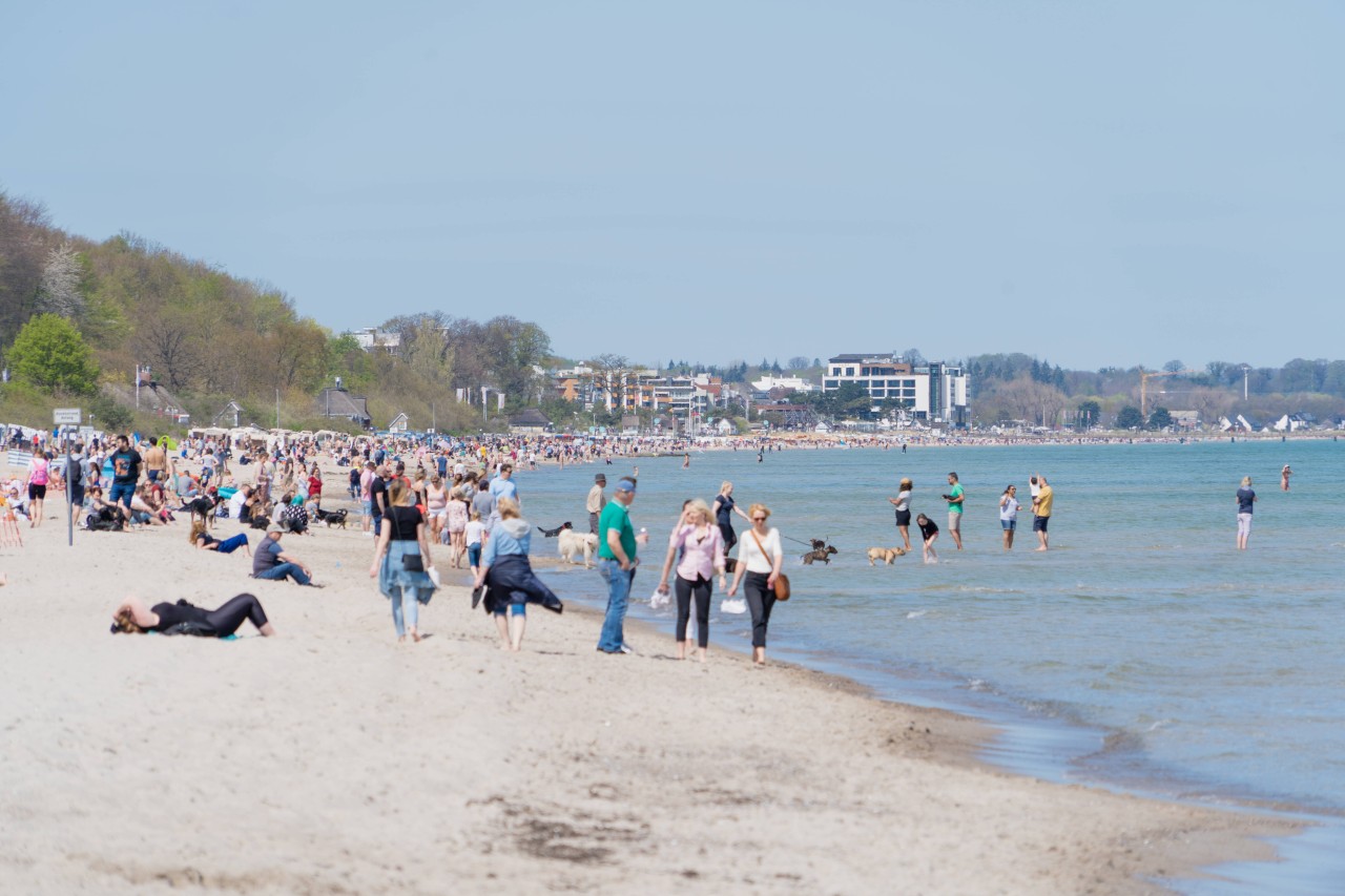 Urlauber an der Lübecker Bucht in Timmendorfer Strand.
