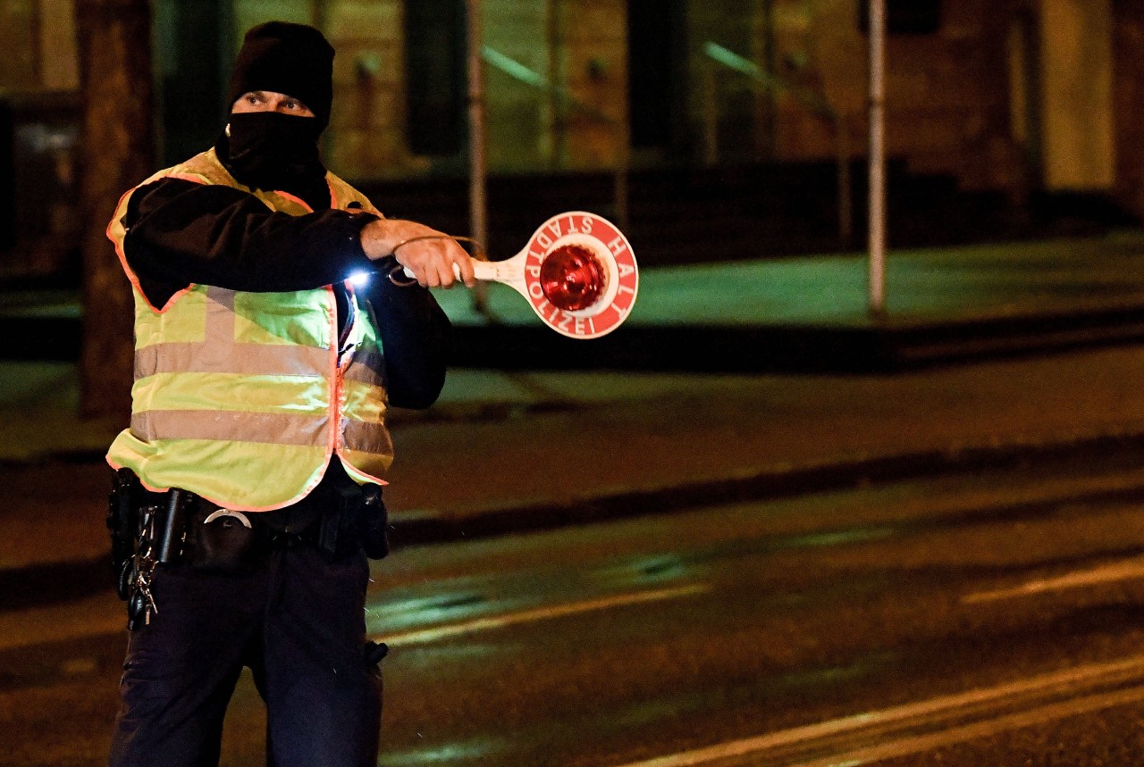 Usedom: Mann wird von Bundespolizei kontrolliert (Symbolbild) 