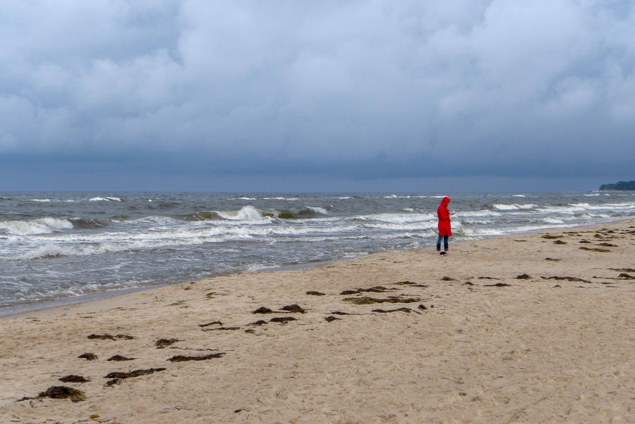 Eine Urlauberin hat am Strand von Usedom etwas für sie sehr Wichtiges verloren – und jetzt eine dringende Bitte (Symbolbild). 