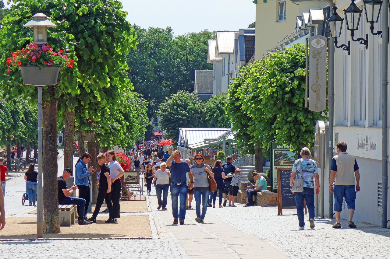 Spaziergänger genießen das Wetter auf Usedom.