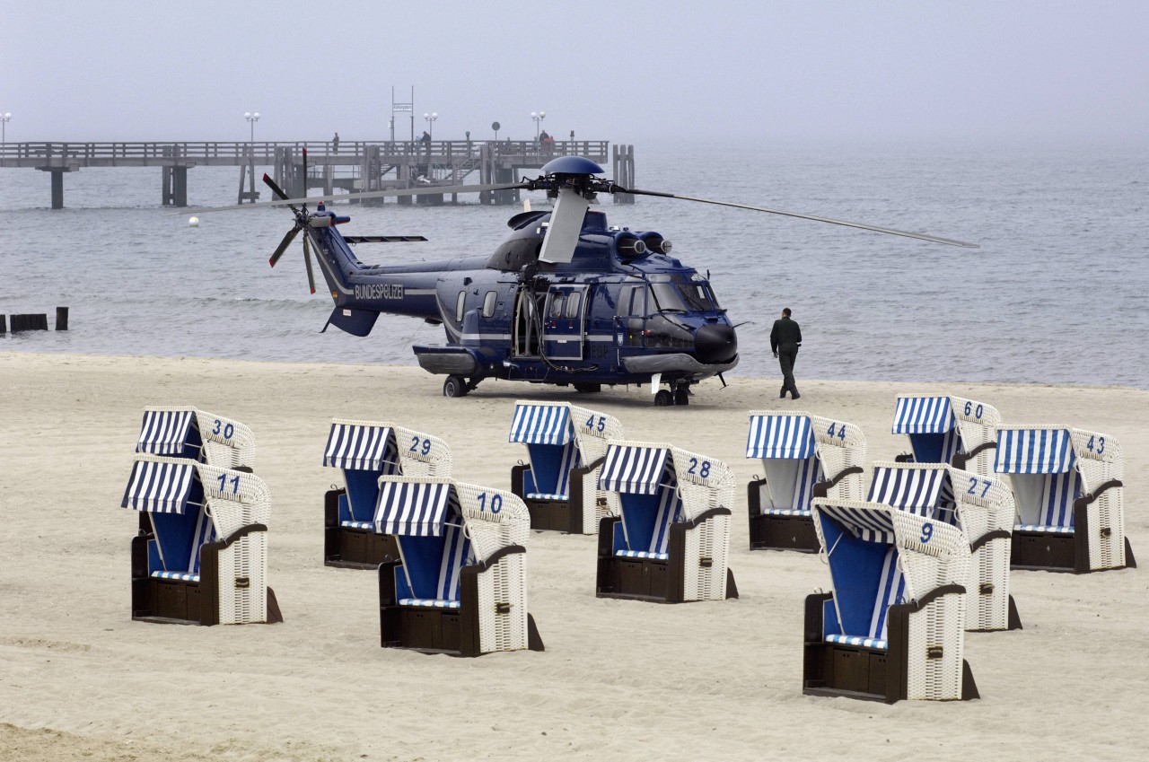 Auch ein Polizeihubschrauber war an der Suchaktion auf Usedom beteiligt (Symbolbild). 