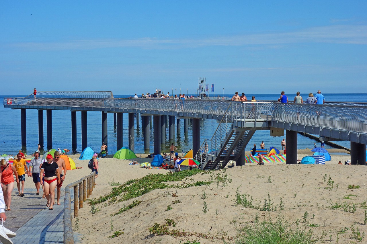 Menschen am Strand von Koserow (Usedom)