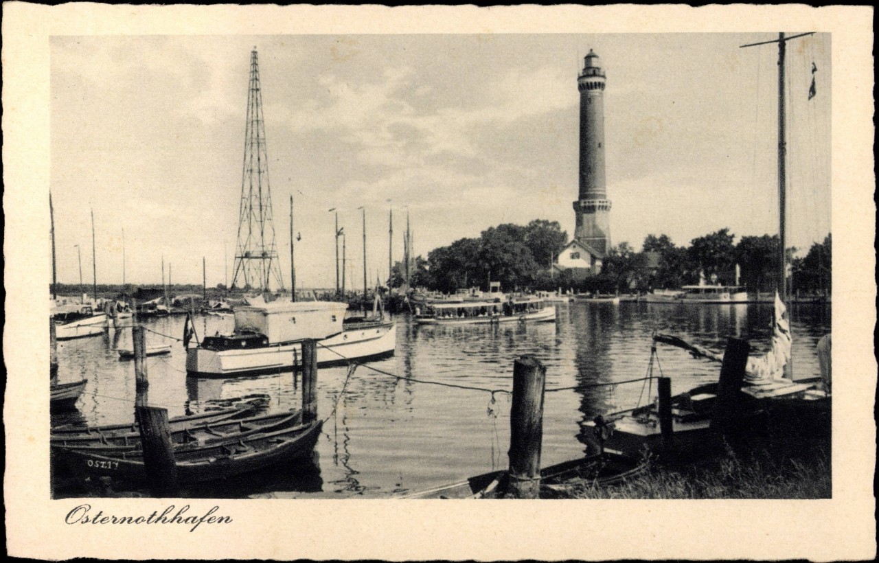 Eine historische Aufnahme des Leuchtturms in Swinemünde auf Usedom.