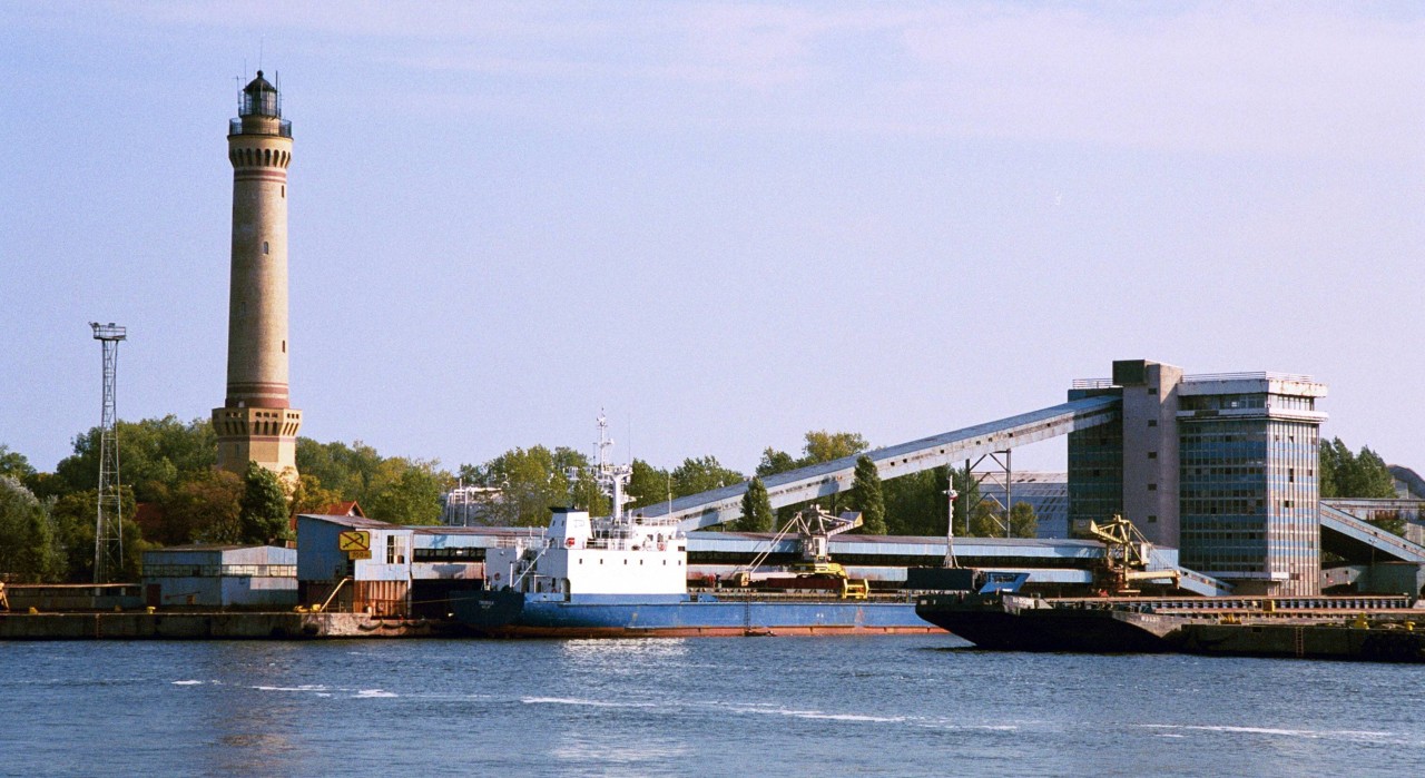 Der Leuchtturm am Hafen von Swinemünde auf Usedom.