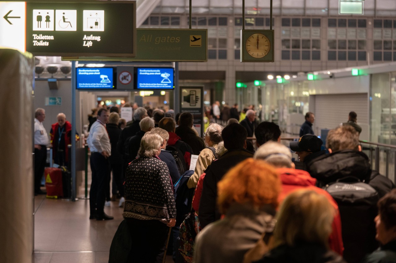 Urlauber müssen sich am Flughafen in Hamburg auf lange Wartezeiten einstellen. 