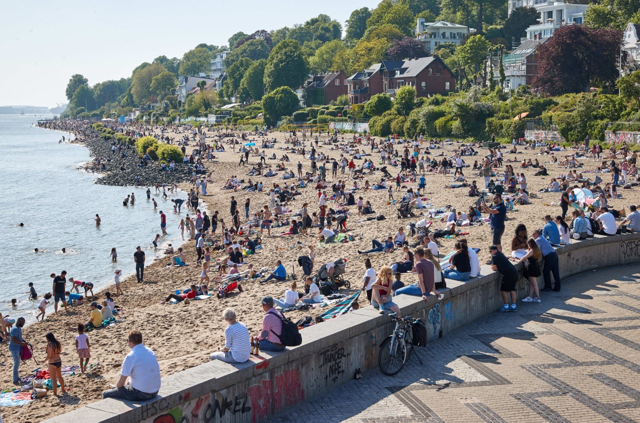 Bei sonnigem Wetter zieht es die Menschen in Hamburg gerne an den Elbstrand. 