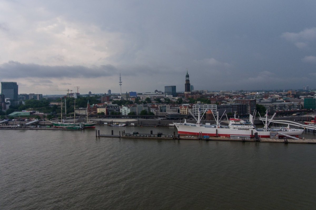 Wetter in Hamburg dunkle Wolken.jpg