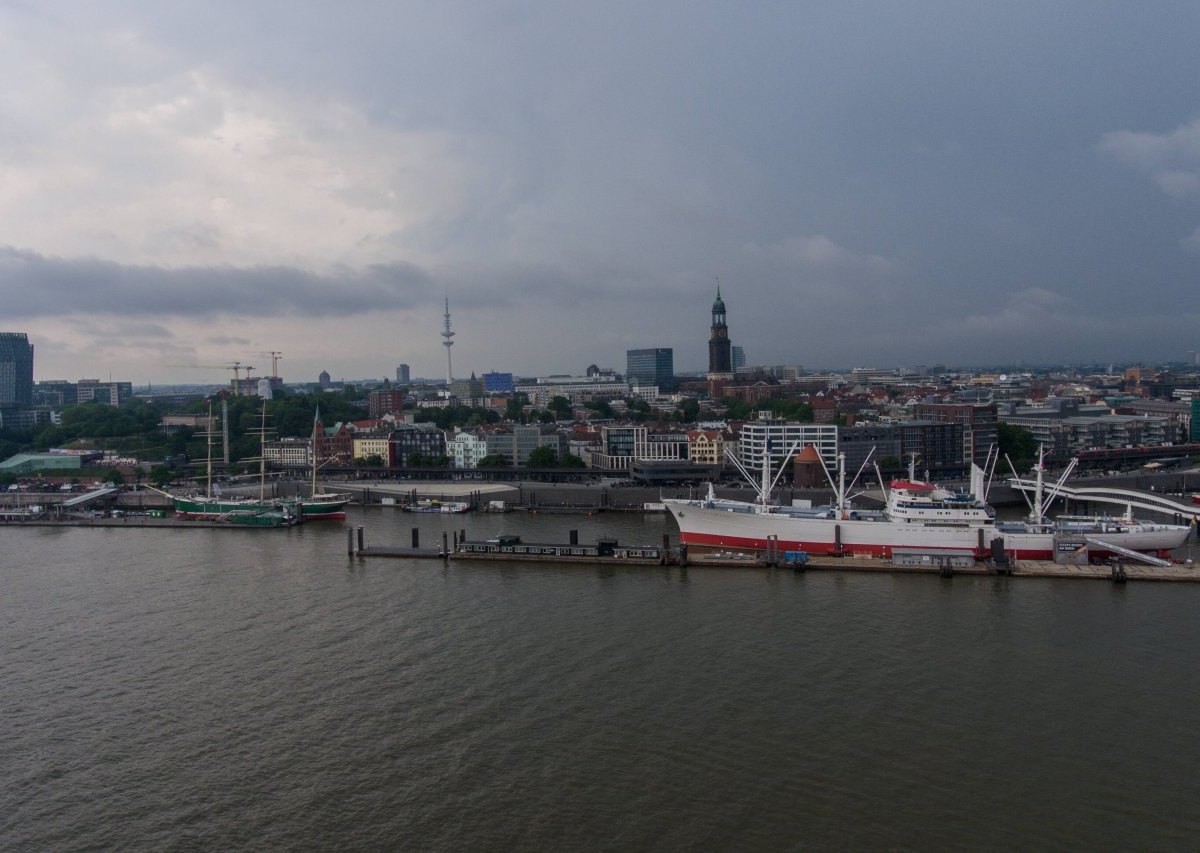 Wetter in Hamburg dunkle Wolken.jpg