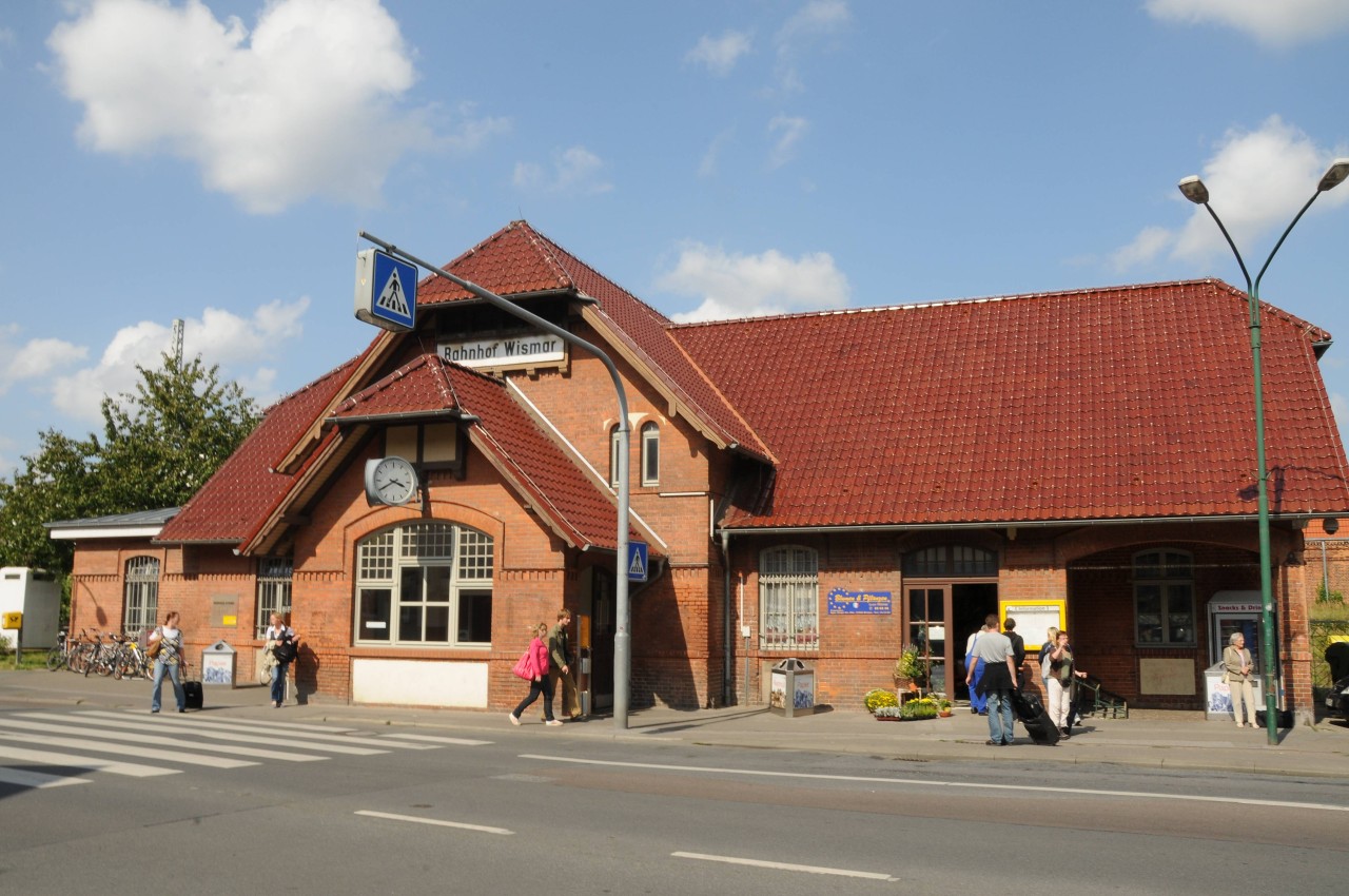 Die aktuelle Lage vom Wismar Bahnhof nervt viele Menschen  (Archivbild).