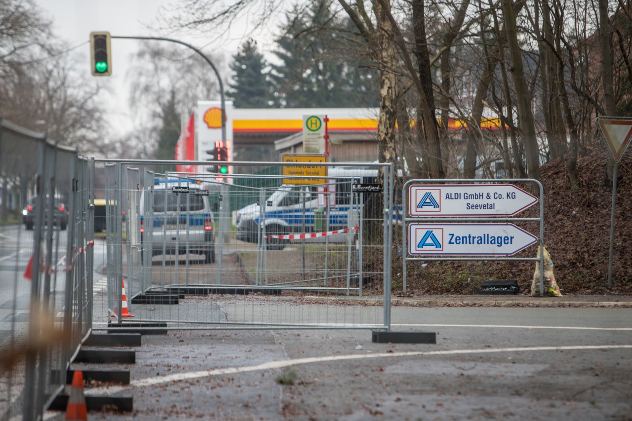 Gleich mehrere Polizeifahrzeuge stehen in der Nähe des Zentrallagers von Aldi in Seevetal. 