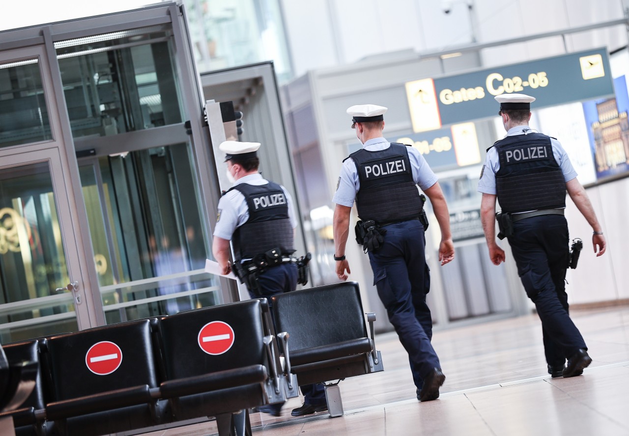 Die Polizei musste am Flughafen Hamburg eingreifen. (Symbolbild) 