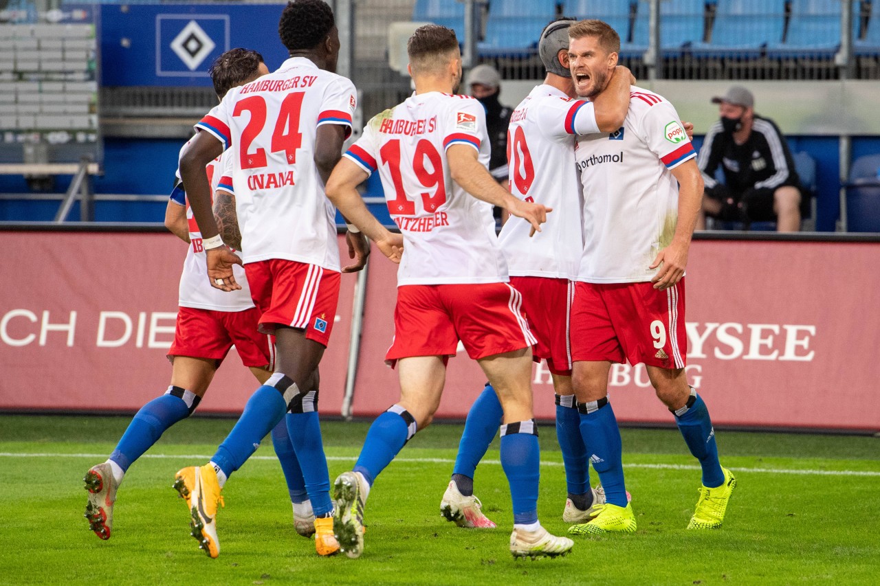 Neue Trikots für die Spieler des Hamburger SV.