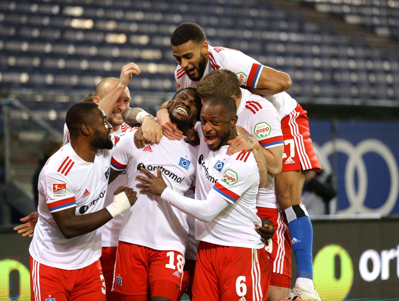 Freude beim Hamburger SV! Stephan Ambrosius (l.) und Josha Vagnoman (oben) vertreten den HSV im deutschen Kader der U21-EM.