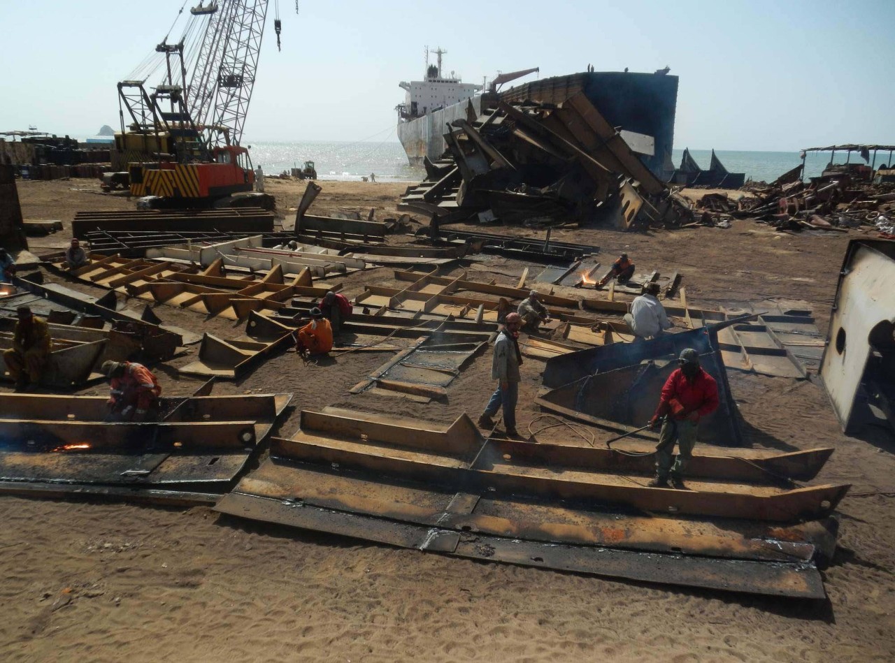 Eine Abwrackwerft in Pakistan: Oft werden Schiffe in asiatischen oder afrikanischen Ländern abgewrackt.