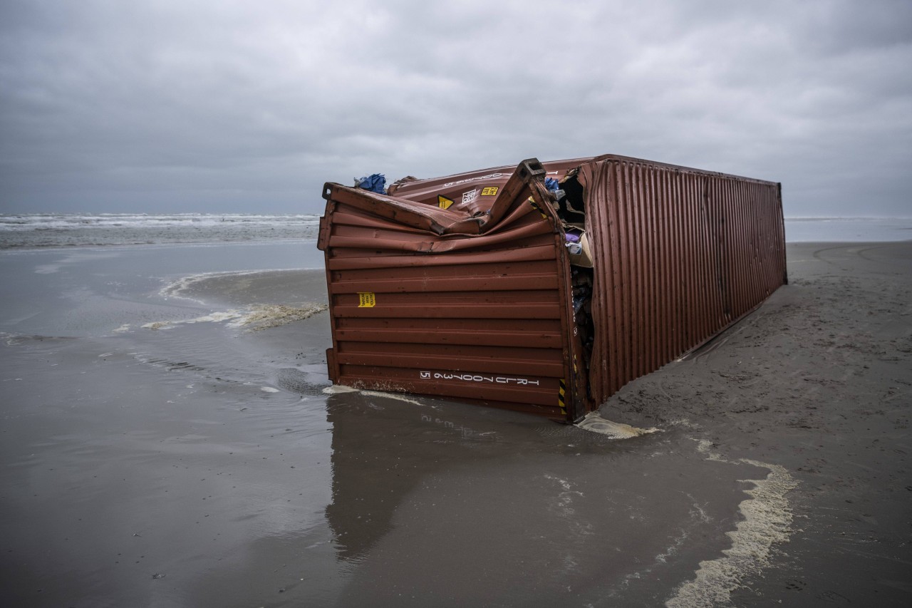 Ein Container liegt nach dem Unglück der MSC Zoe im Meer von Schiermonnikoog in den Niederlanden.