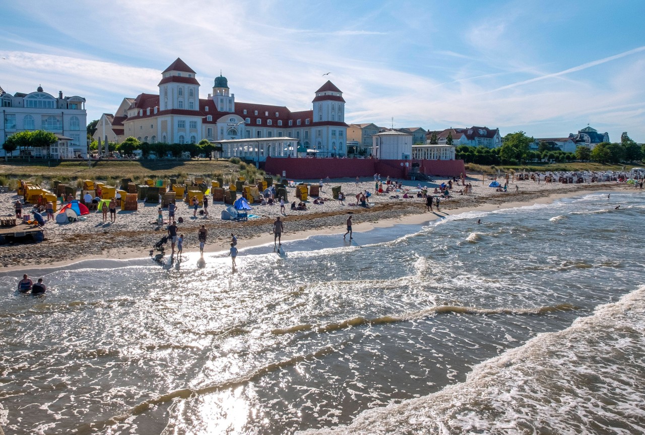 Im Ostseebad Binz auf der Insel Rügen findet jährlich das Anbaden statt. 