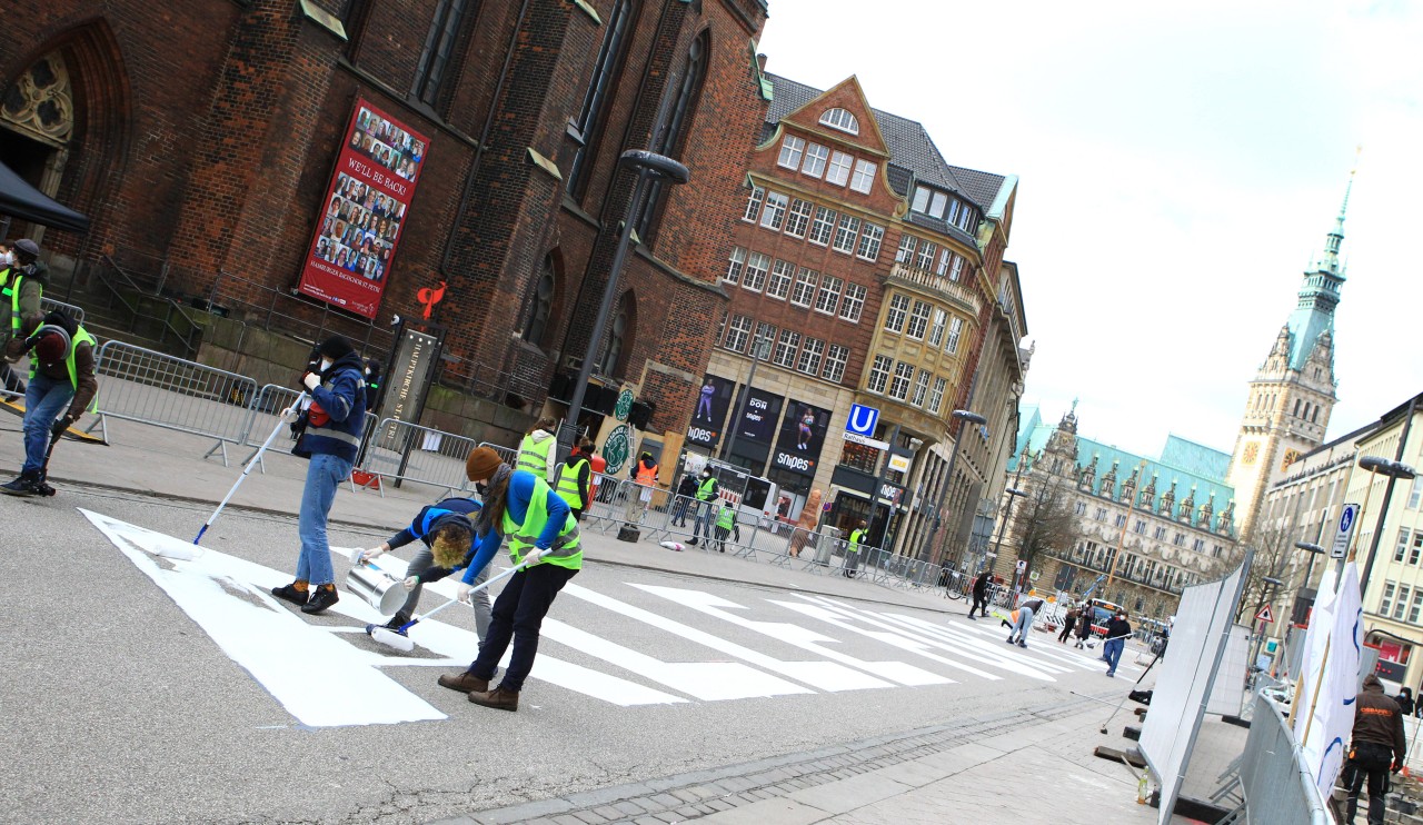 Fridays for Future-Aktivisten bemalen die Mönckebergstraße in Hamburg. 