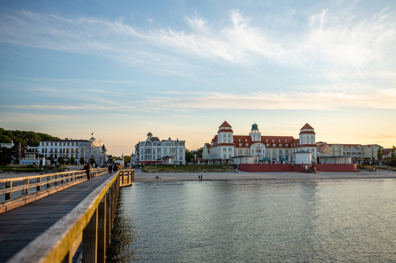 Diesen Blick auf das Kurzhaus von Binz auf Rügen können Urlauber bald wieder genießen. 
