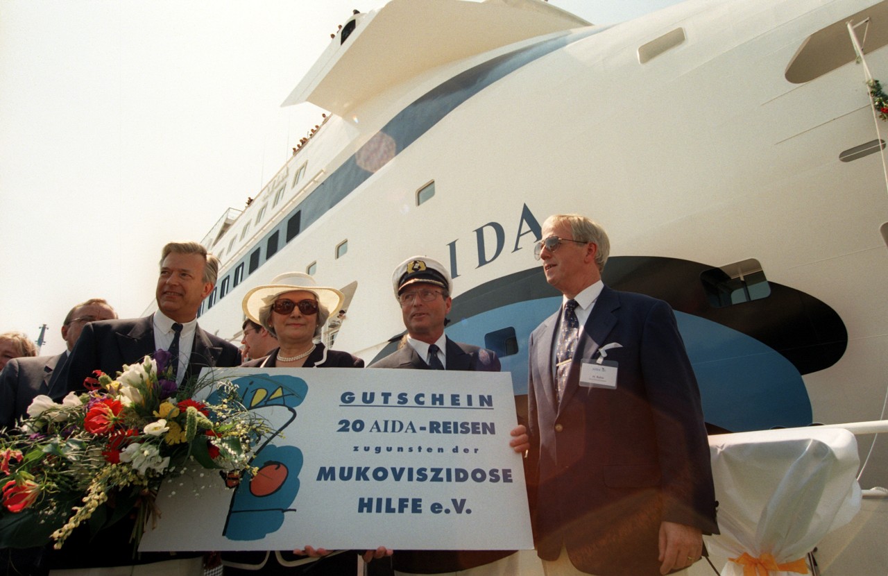 Die Aida-Taufpatin 1996, Bundespräsidenten-Gattin Christiane Herzog (2.v.l.).