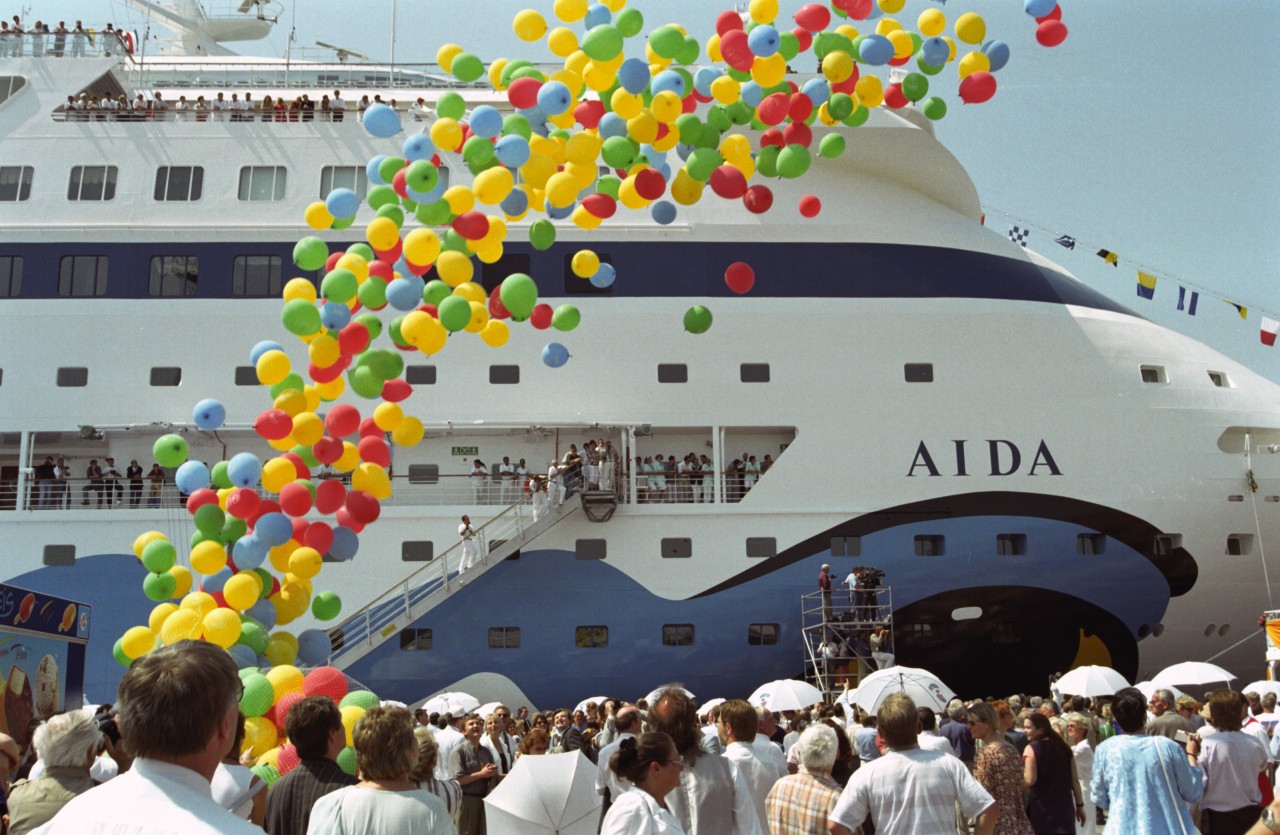 Mit einem zünftigen Fest und einem bunten Ballon-Reigen wird am 7.6.1996 im Ostseehafen Rostock die Taufe des größten deutschen Passagierliners auf den Namen Aida gefeiert.