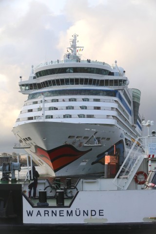 Die „Aida Diva“ eröffnet im Warnemünder Hafen die Kreuzfahrtsaison. 
