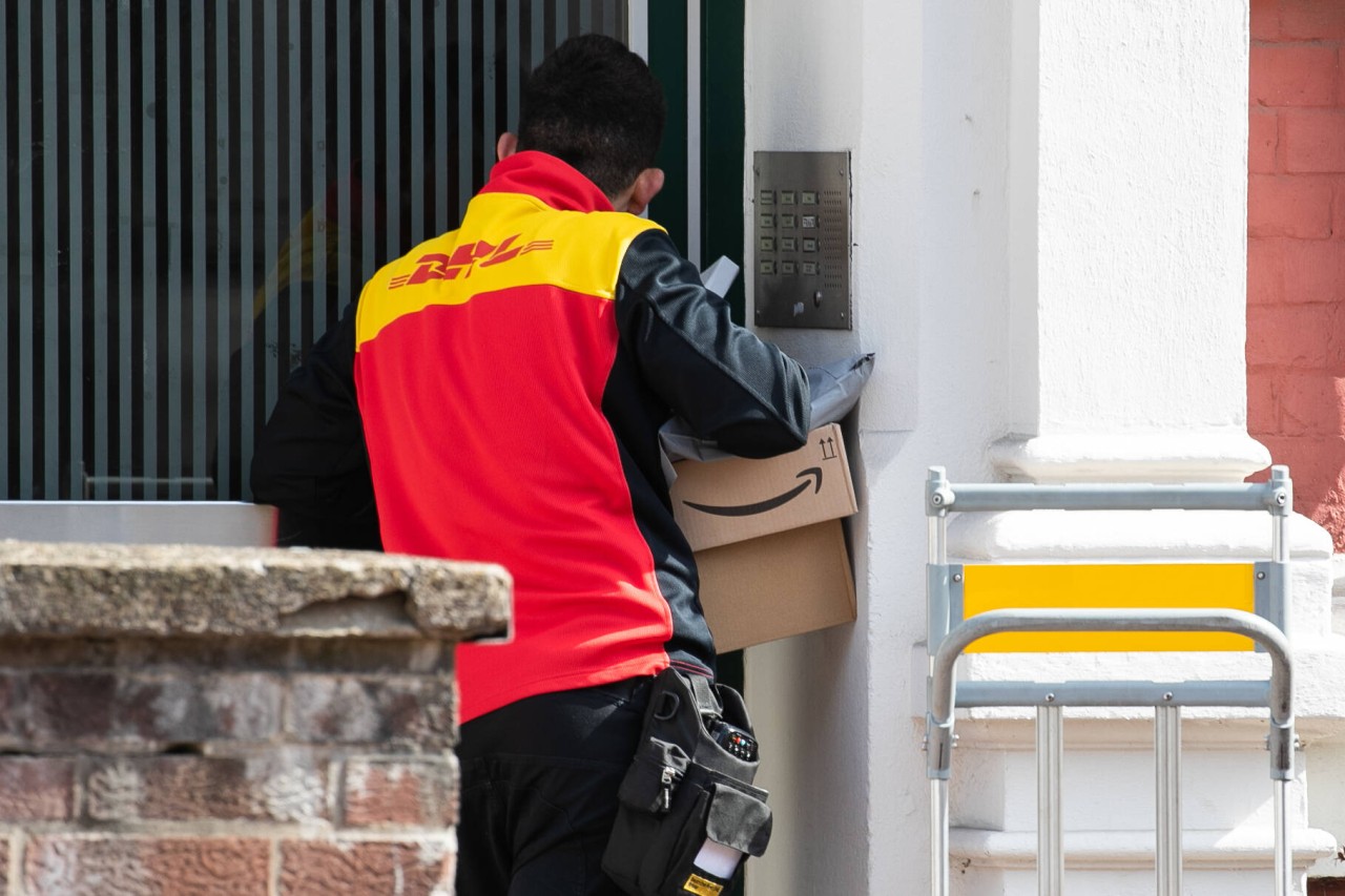 Als eine Frau den DHL-Boten in Norderstedt bei etwas beobachtet, traut sie ihren Augen kaum (Symbolbild).