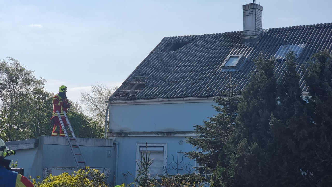 Blick auf das beschädigte Dach in Marne in Dithmarschen.