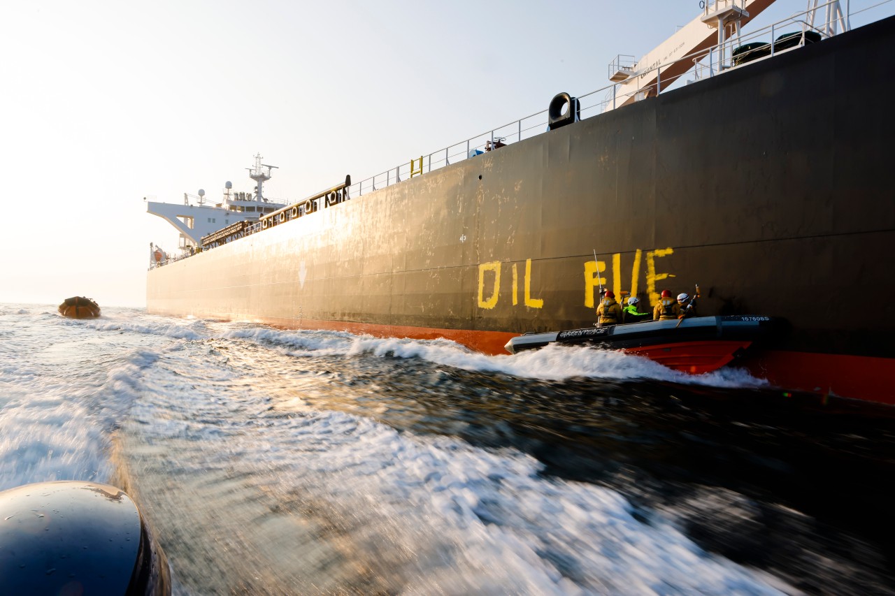 Mit einer waghalsigen Aktion stoppte Greenpeace einen russischen Tanker vor Fehmarn – das hat Konsequenzen.