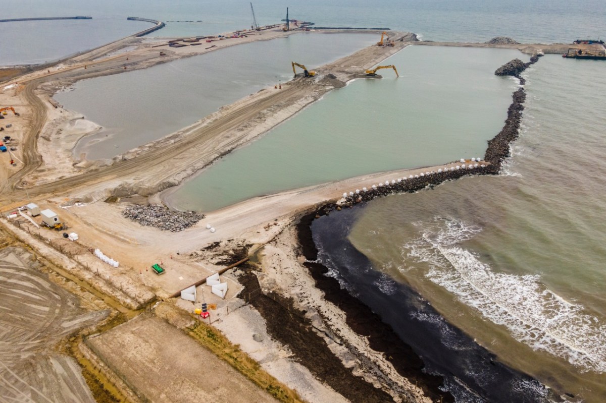 Auf Fehmarn wird schwer gegraben., Auf der Baustelle des Ostseetunnels auf Fehmarn wird Ackerboden abgetragen.