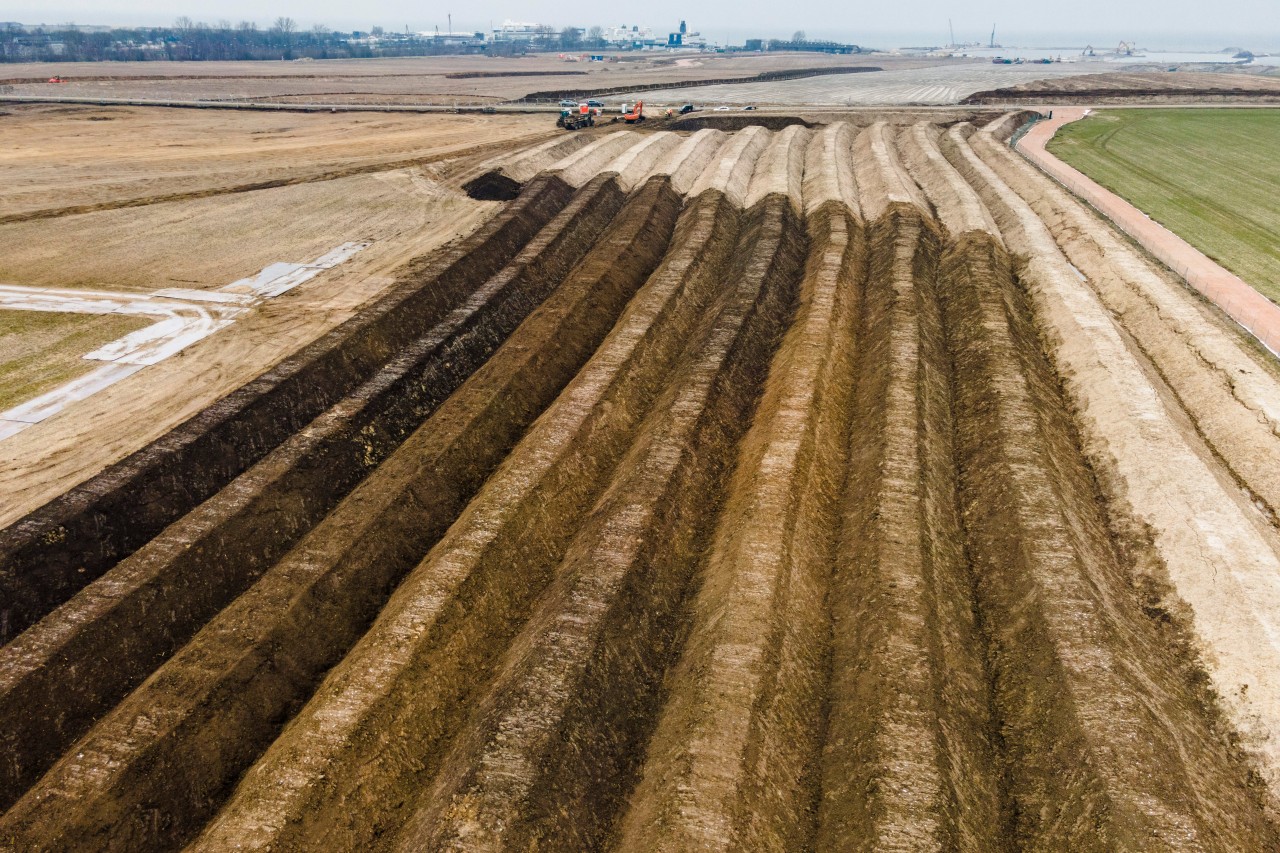 Auf der Baustelle des Ostseetunnels auf Fehmarn wird Ackerboden abgetragen.