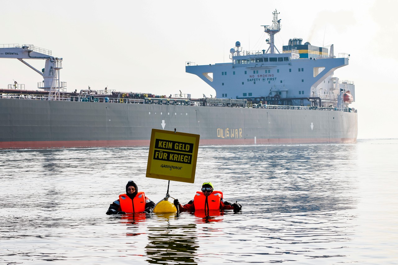 Fehmarn: Aktivisten der Umweltorganisation Greenpeace demonstrieren in der Ostsee vor einem Schiff, das russisches Öl transportiert.