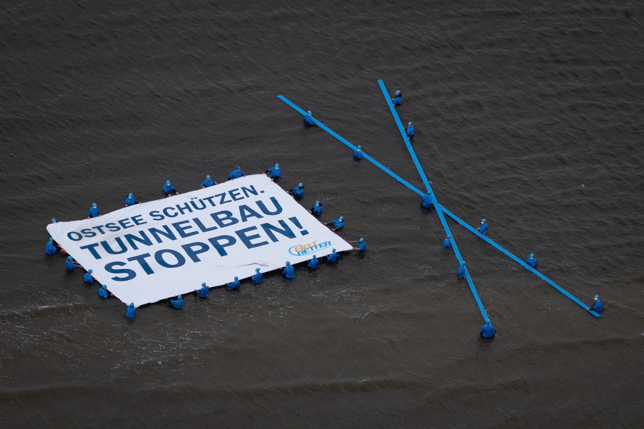 Protestaktionen wie diese in der Ostsee machen deutlich, auf welchen Widerstand das Projekt auf Fehmarn stößt. (Archivbild)