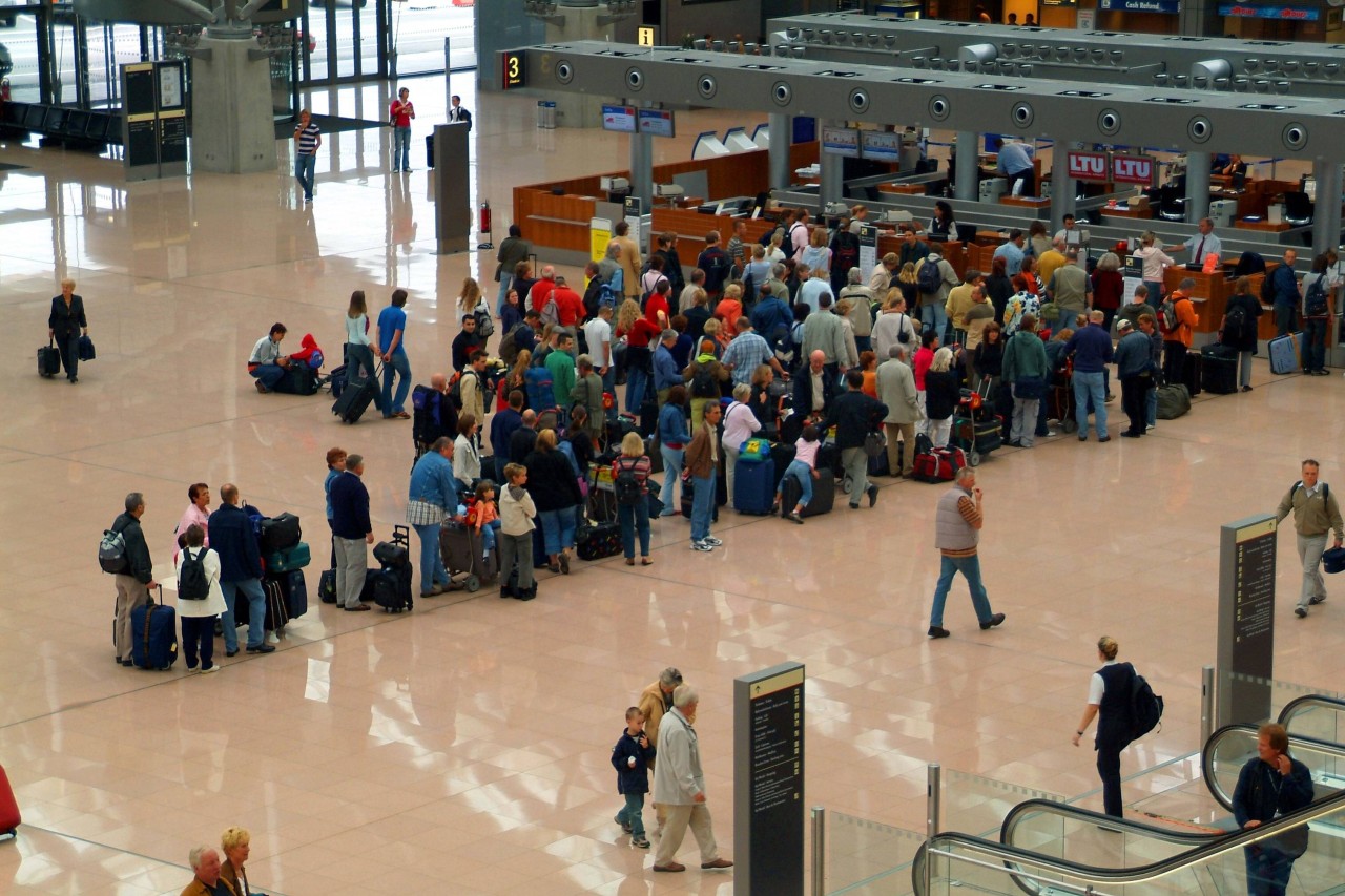 Hamburg Flughafen: Lange Wartezeiten für die Gäste