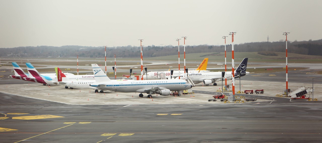 Flugzeuge stehen am Flughafen von Hamburg.