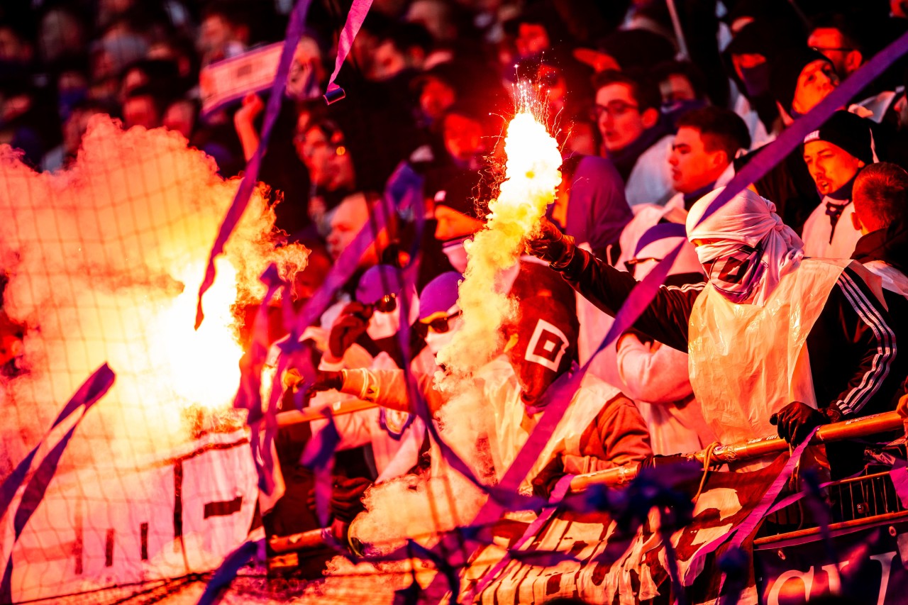 Sorgten für eine Spielunterbrechung: Fans des Hamburger SV. (Archivbild)