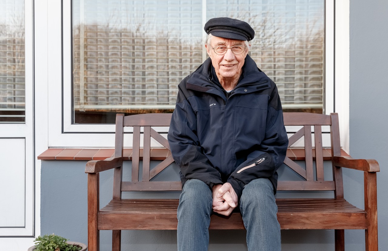 Der heute 86-jährige Zeitzeuge Olaf Ohlsen sitzt vor seinem Haus in Helgoland. Beim „Big Bang“ war er elf Jahre alt.