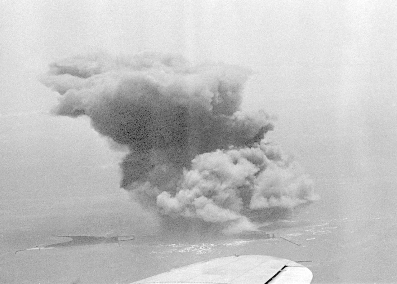 Britische Truppen sprengen am 18.04.1947 mit 6700 Tonnen Munition einen Teil der Nordseeinsel Helgoland (Archivfoto vom 18.04.1947).