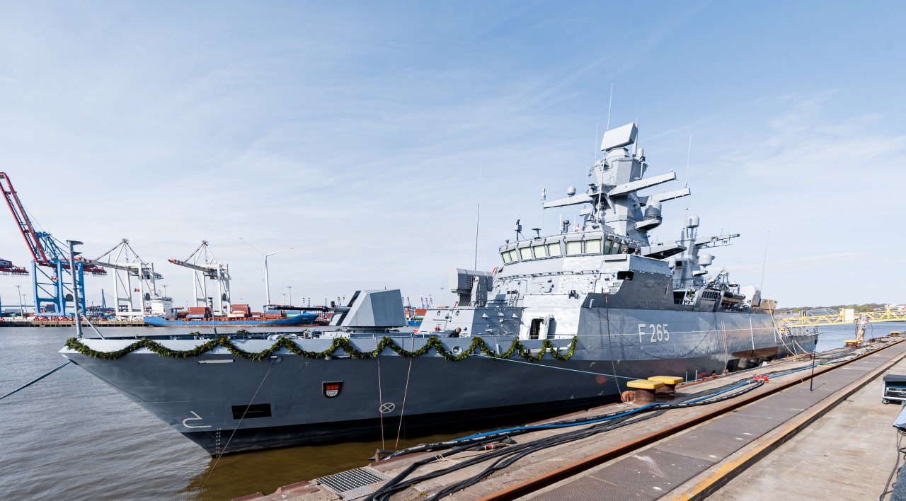 Die Korvette „Köln“, erstes von insgesamt fünf neuen Schiffen, liegt vor ihrer Taufe am Ausrüstungskai der Werft Blohm+Voss.