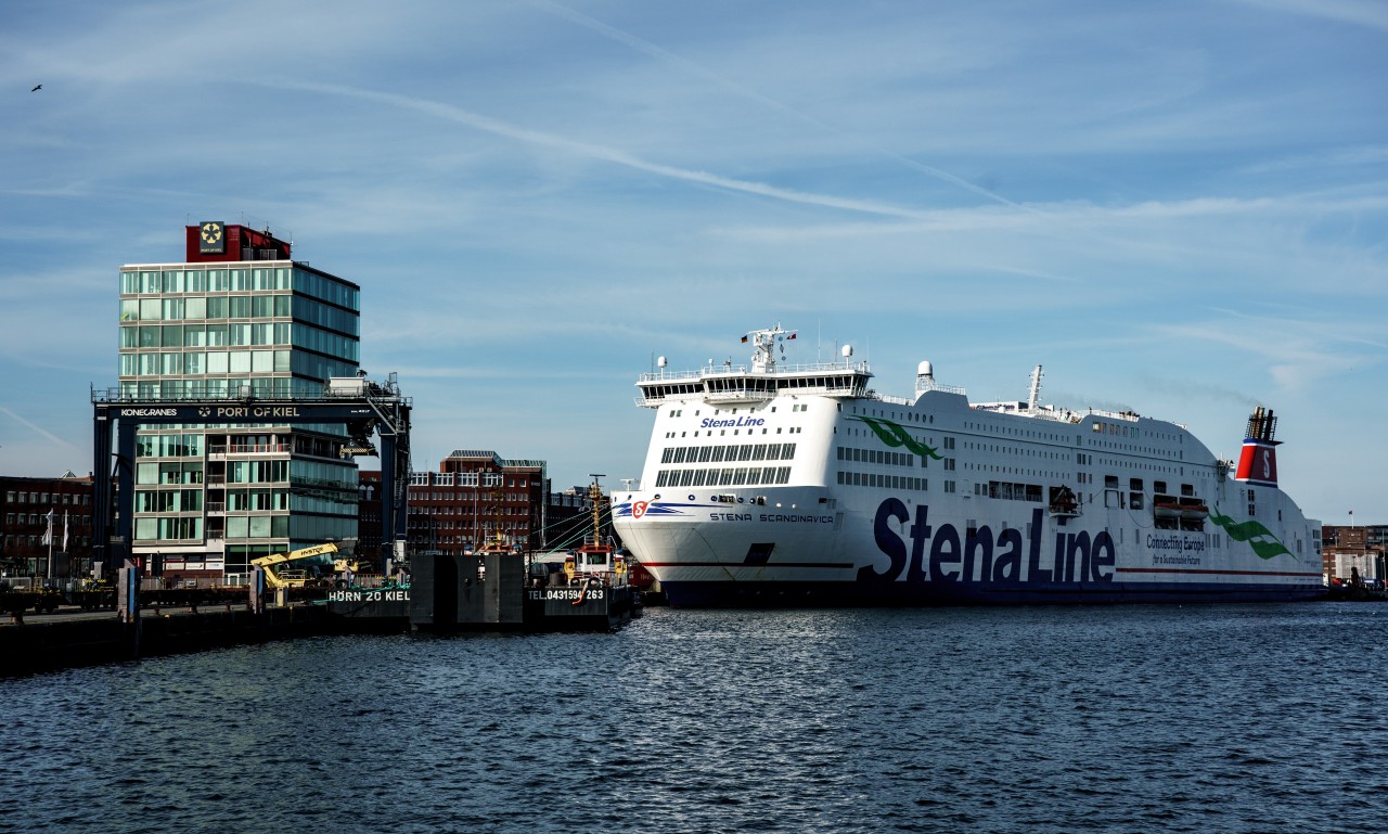 Im Gegensatz zu den meisten Kreuzfahrtschiffen nutzen die Fähren den Landstrom am Hafen von Kiel. 