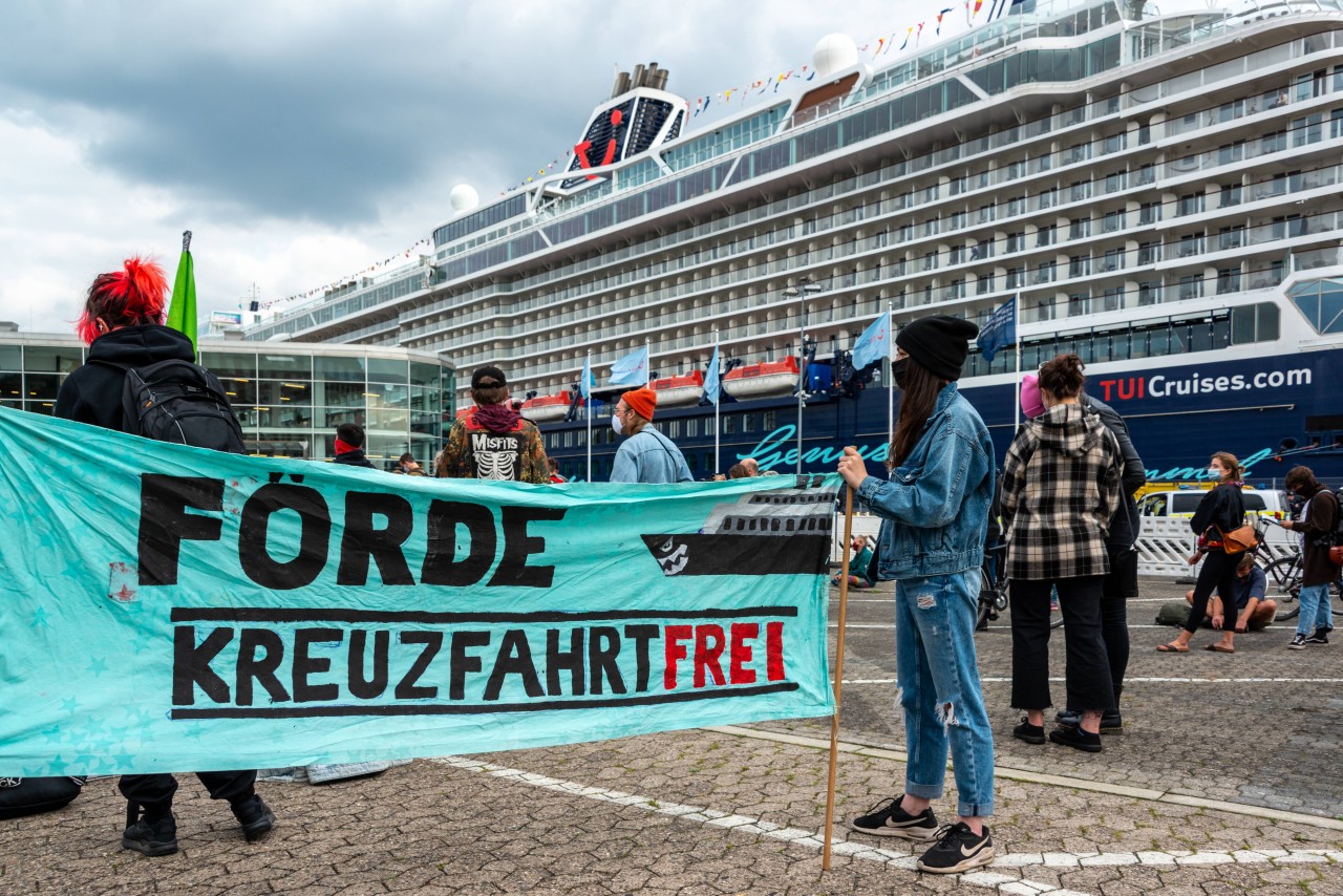 Demonstranten protestieren im September 2020 gegen Kreuzfahrt-Tourismus am Hafen von Kiel. 