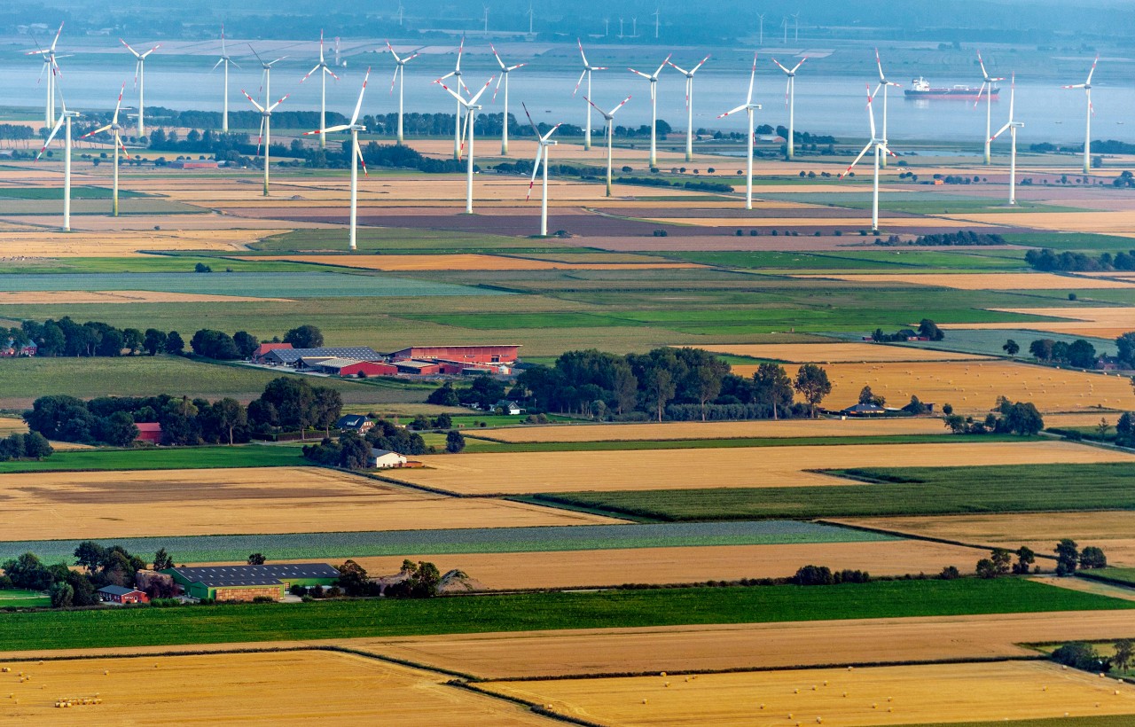 Typisch Schleswig-Holstein: Windräder und Wasser. Nach der aktuellen Umfragen ist ein Bündnis aus CDU und Grünen nach der Landtagswahl wahrscheinlich.