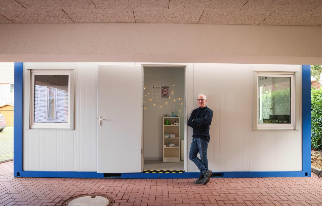 Jens Lepczynski, Hausärztlicher Internist, vor einem Container, der als Impfraum vor seiner Gemeinschaftspraxis in Stockelsdorf bei Lübeck steht