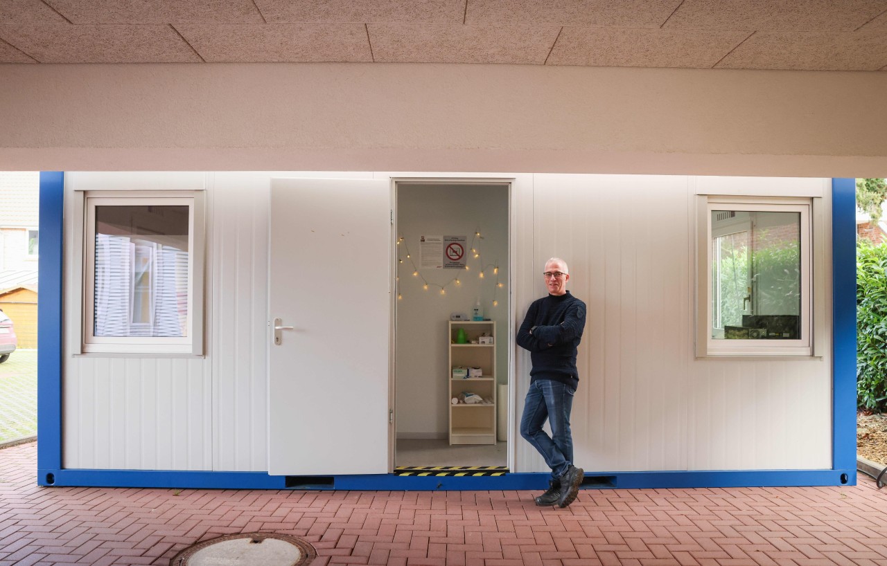 Jens Lepczynski, Hausärztlicher Internist, vor einem Container, der als Impfraum vor seiner Gemeinschaftspraxis in Stockelsdorf bei Lübeck steht