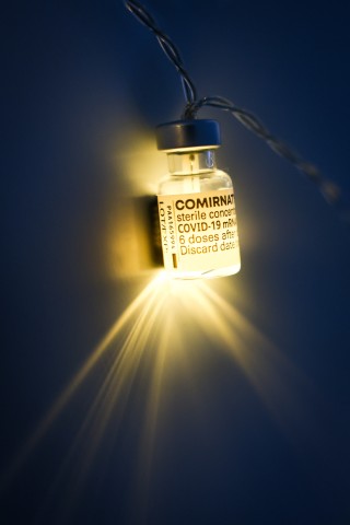 Eine selbstgebastelte Lichterkette aus leeren Corona-Impfstofffläschchen von Biontech/Pfizer
