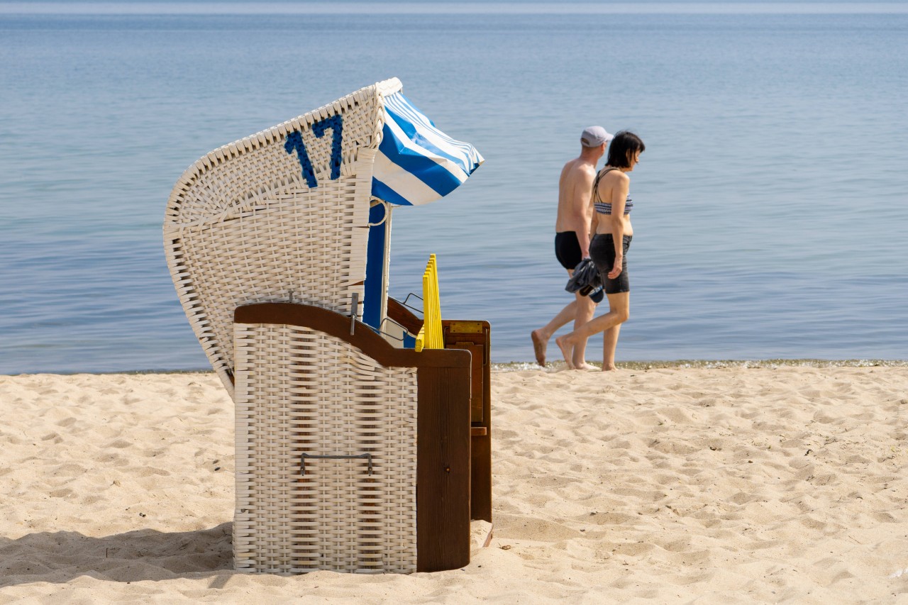 Auch an der Lübecker Bucht werden jetzt wieder die Strandkörbe ausgepackt