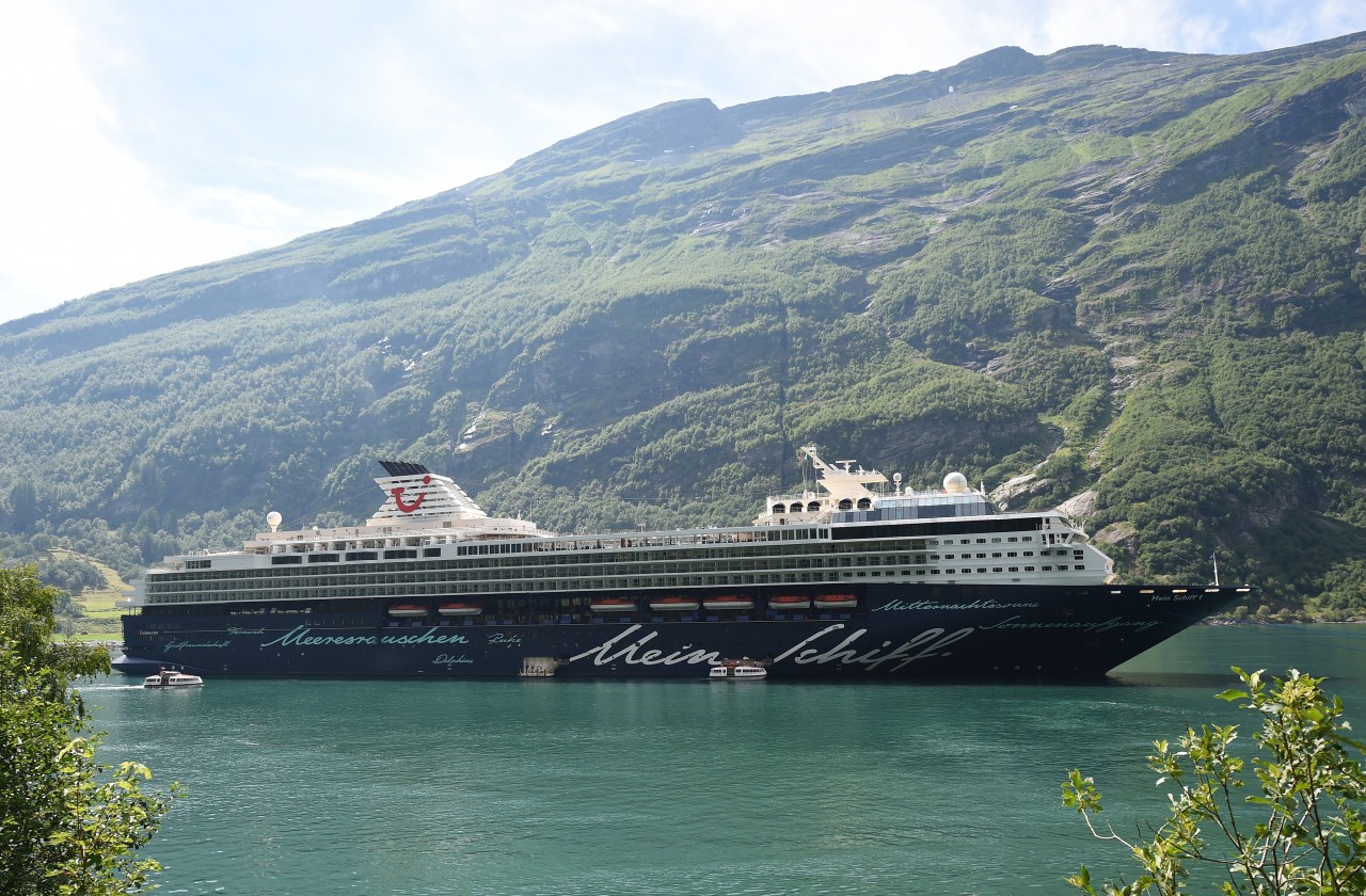 „Mein Schiff 1” liegt vor Reede im Geirangerfjord in Norwegen.