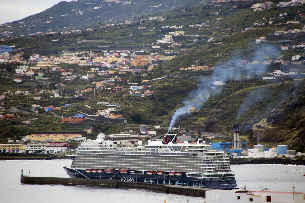 „Mein Schiff“: Blick vom Aussichtspunkt Mirador del Carmen auf den Hafen von Santa Cruz de La Palma.